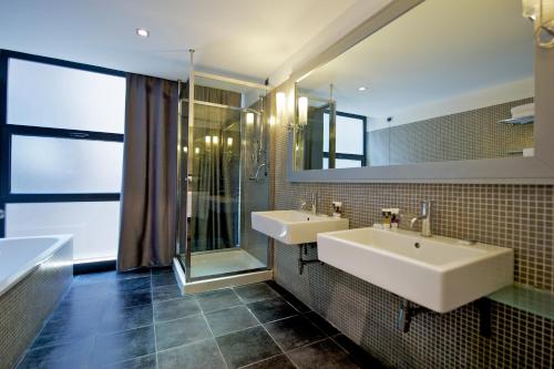 巴勒莫巴勒莫中心美居酒店的一间带两个盥洗盆和淋浴的浴室