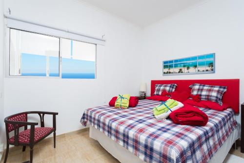 圣克鲁斯-德特内里费Casa Marechu的一间卧室配有红色的床和椅子