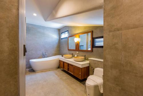 萨伏耶顶层度假屋的一间浴室