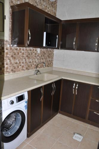 阿可贺巴SHALLY RESIDENCE 2的厨房配有水槽和洗衣机