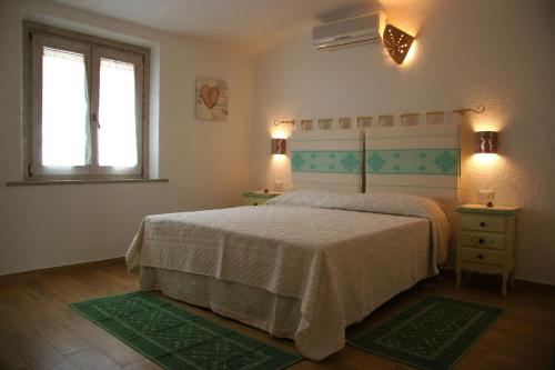 阿列恩图Casa Fioredda的白色的卧室设有床和窗户