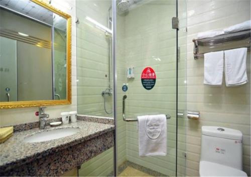 昆明格林豪泰云南省昆明市呈贡大学城仕林街快捷酒店的一间带水槽、卫生间和镜子的浴室