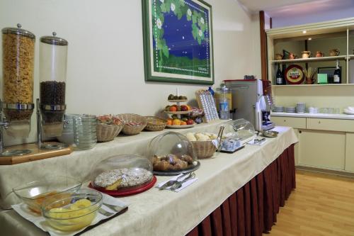 布雷西亚克丽斯塔罗布雷西亚酒店的厨房柜台上放着一大堆食物