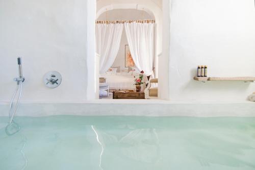 滨海波利尼亚诺Masseria Le Torri的白色的房间,有水池