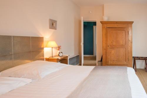 巴黎伊波利特住宿加早餐旅馆的一间卧室设有一张大床和一扇木门