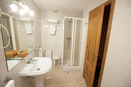 圣地亚哥－德孔波斯特拉Hotel PAYRO **的白色的浴室设有水槽和淋浴。