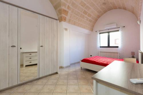 圣维托诺曼Casa Sardelli的一间在房间内配有红色床的卧室