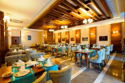 锡德Ramada Resort Side的一间配备有蓝色桌椅的用餐室