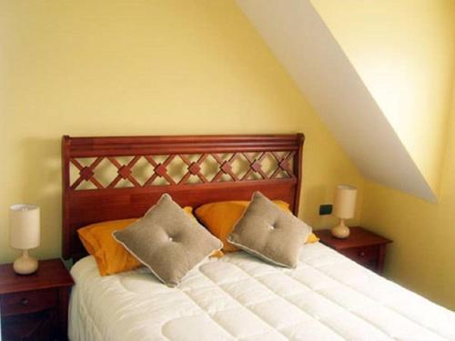 蒙特港Apart Hotel en Puerto Montt的一间卧室配有一张带两个枕头的床