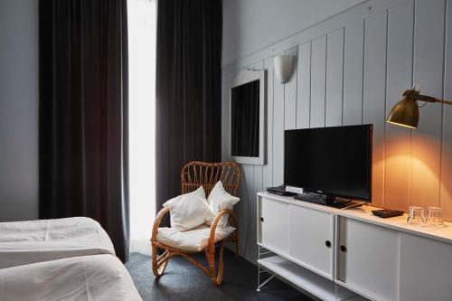 阿兰尼亚·瓦尔塞西娅蒙特罗莎酒店的一间卧室配有电视、椅子和床