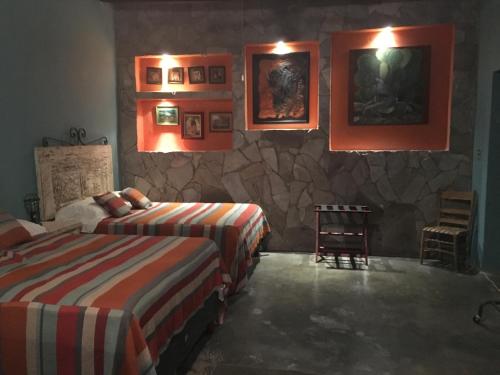 Hostal Doña Carlota Hotel客房内的一张或多张床位