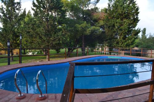 圣拉斐尔Posada del Viajero San Rafael的游泳池四周设有木栅栏