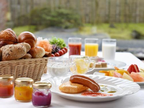 京都京都平安之森饭店的餐桌上摆放着早餐食品和饮料
