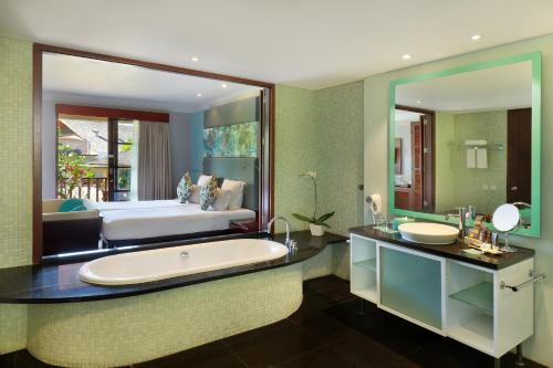 努沙杜瓦诺富特巴厘岛努莎杜瓦酒店的一间带大浴缸和床的浴室