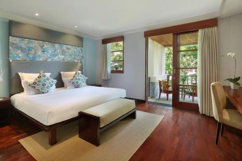 诺富特巴厘岛努莎杜瓦酒店客房内的一张或多张床位