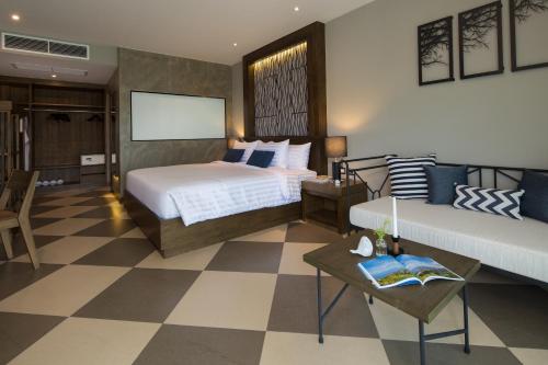 七岩华欣珊瑚树别墅的一间卧室设有两张床,铺有一个 ⁇ 板地板