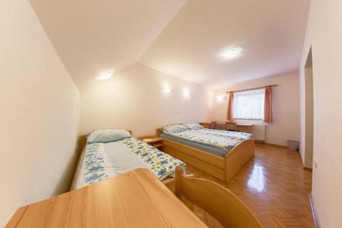 LjubnoFarm Stay Loger的一间设有两张床和一张桌子的房间