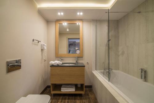 弗罗茨瓦夫弗罗茨瓦夫花旗酒店的一间带水槽、浴缸和卫生间的浴室