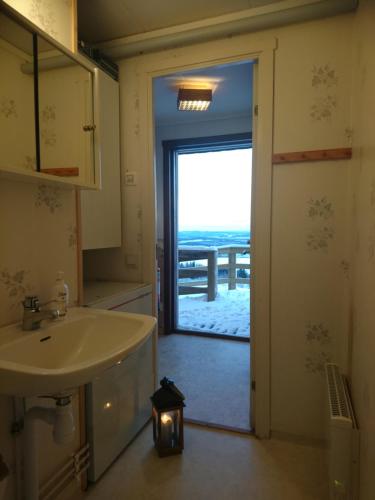 GranbergetFjällsikten Apartment的设有带水槽的浴室,享有海景