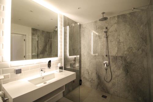 H24柏林里斯特恩布尔格酒店的一间浴室