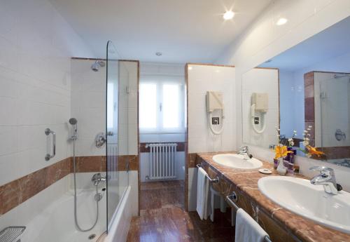 拉奥罗塔瓦帕拉多卡纳达斯特德酒店的一间带两个盥洗盆和淋浴的浴室