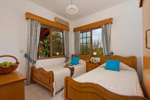 珊瑚湾帕纳乐丽珊瑚湾度假酒店的带2扇窗户的客房内的2张床