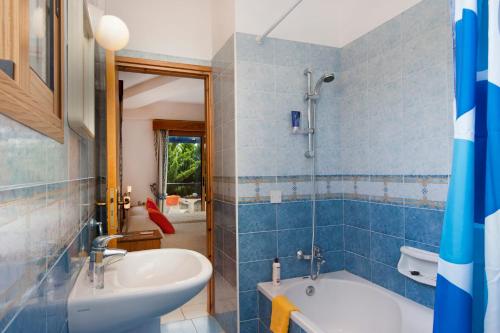 珊瑚湾帕纳乐丽珊瑚湾度假酒店的带浴缸、水槽和浴缸的浴室