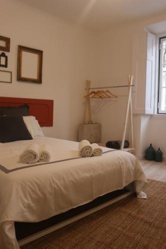 辛特拉Nooks Sintra three的一间卧室配有一张床,上面有两条毛巾