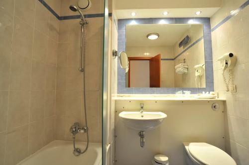 穆尔西亚钟楼穆尔西亚酒店的一间带水槽、卫生间和淋浴的浴室