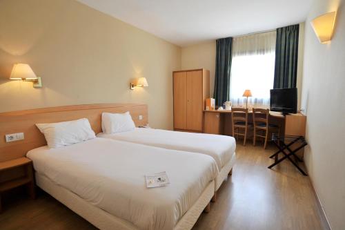 穆尔西亚钟楼穆尔西亚酒店的酒店客房设有一张大床和一张书桌。