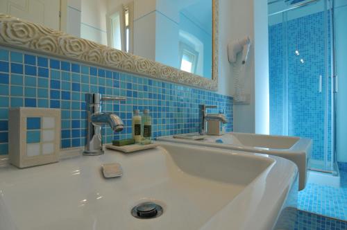 皮斯托亚格里芬伊尔住宿加早餐酒店Il号的一间带水槽和镜子的浴室
