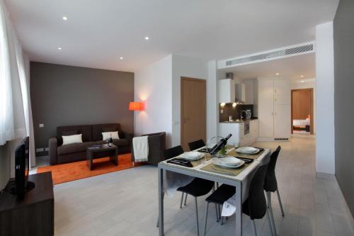 巴塞罗那勒科尔茨费萨租赁公寓的厨房以及带桌椅的起居室。