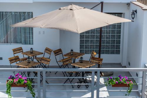 卢那欢纳El Encanto的一个带桌椅和遮阳伞的庭院