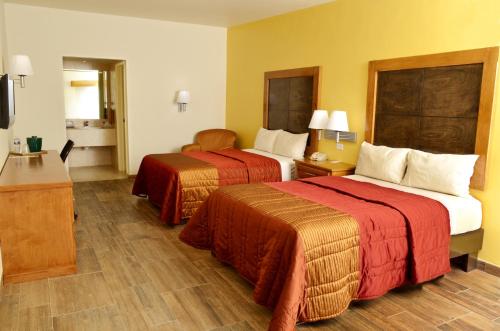 华雷斯城戴尔索尔别墅酒店的酒店客房设有两张床和电视。