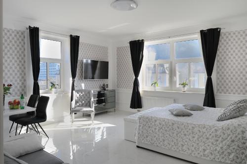 罗加斯卡斯拉提纳Apartment Sloapart的白色卧室配有床和椅子