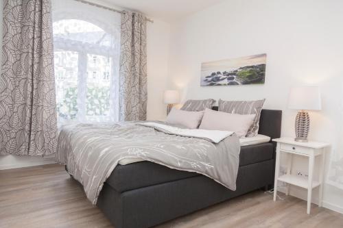 弗伦斯堡Stadtvilla mit Hafenpanorama的一间卧室设有一张大床和窗户