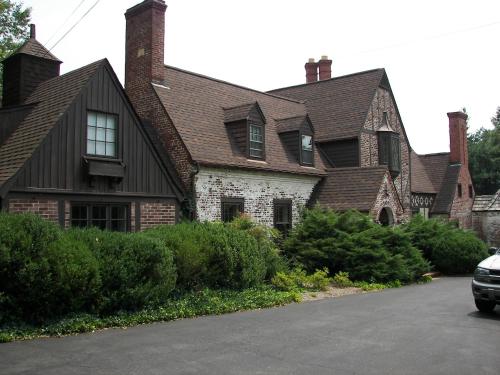 AppomattoxLongacre of Appomattox的一座黑屋顶的房子和前面的停车场