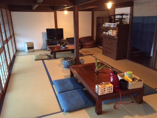 Ochi缘盖斯特旅馆的客厅配有沙发和桌子
