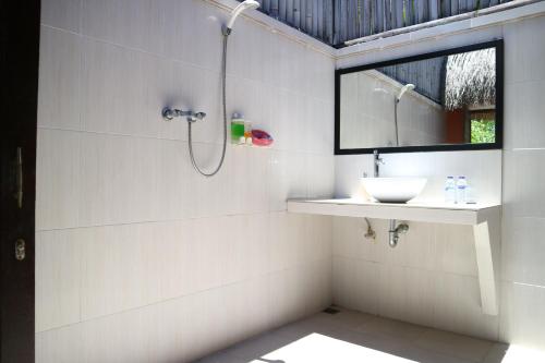 蓝梦岛莫拉莫拉之屋酒店的一间带水槽和淋浴的浴室