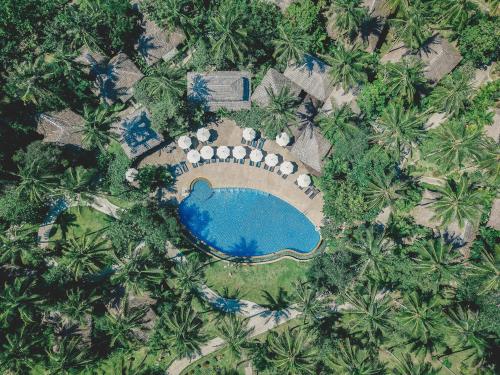 奥南海滩Ban Sainai Resort- SHA Extra Plus Aonang's Green Resort的享有度假村游泳池的顶部景致