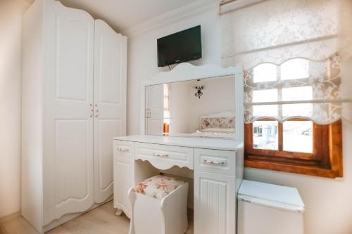 安塔利亚庭院酒店的白色的浴室设有水槽和镜子
