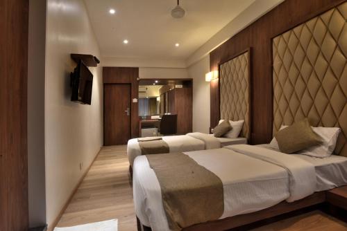 The Aarya客房内的一张或多张床位