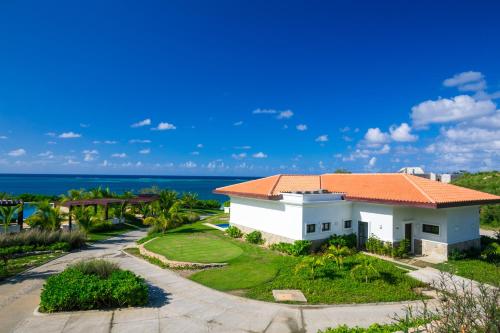 French HarborPristine Bay Beach Home 104的享有白色房子的空中景色,设有橙色屋顶