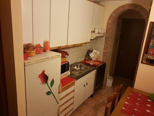 Quinto VicentinoB&B Kristina的小厨房配有白色冰箱和炉灶。