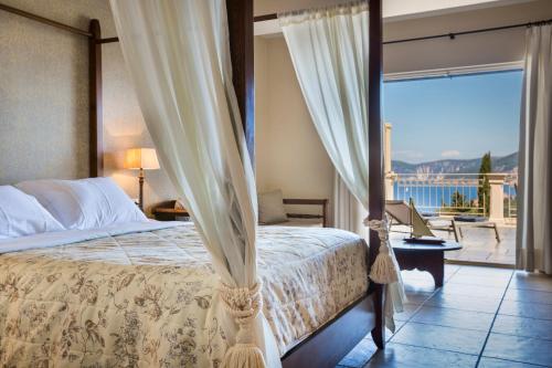 费斯卡尔德宏Almyra Hotel的一间卧室设有一张床和一个美景阳台