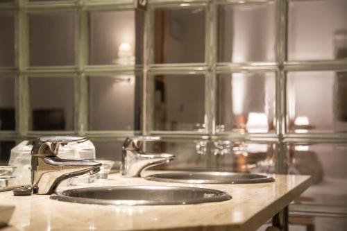 圣卡洛斯拉腊皮塔卡洛斯三世酒店的浴室柜台设有两个盥洗盆和镜子