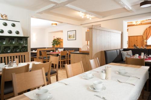 蒙德塞伊灵格霍夫膳食公寓的一间带桌椅的用餐室和一间餐厅