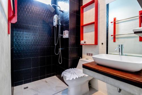 奥南海滩S2酒店的一间带水槽和卫生间的浴室