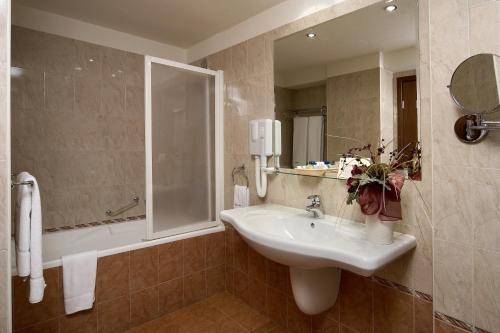 索非亚Hotel Forum - Free Parking的浴室配有盥洗盆、镜子和浴缸
