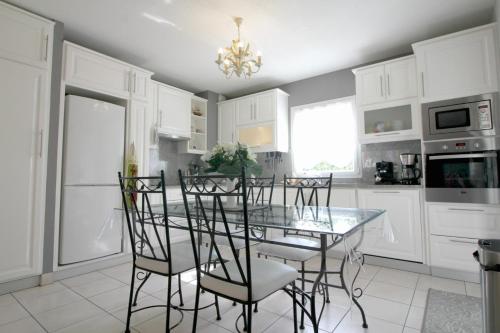 朗通克洛斯布维耶公寓的厨房配有餐桌和椅子